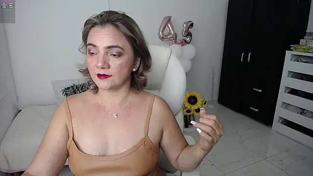 Chiraz hasnaa online show from January 25, 10:39 pm