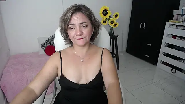 Chiraz hasnaa online show from February 22, 1:55 am