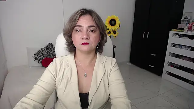 Chiraz hasnaa online show from March 5, 11:05 pm