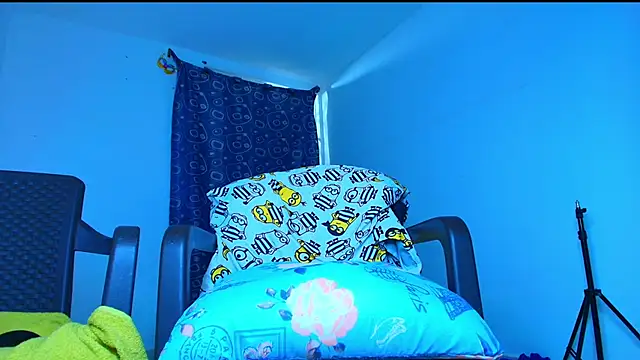 Snapshot of Thomass00 chatting on February 19, 5:03 am Thomass00 online show from February 19, 5:03 am