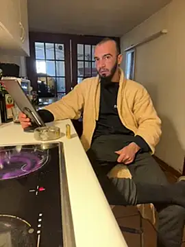 donnuozfutura online show from February 1, 3:18 pm