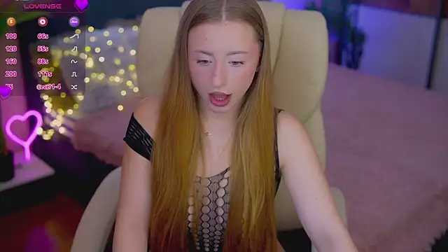 Snapshot of SilverrMoon chatting on October 31, 6:47 am SilverrMoon online show from October 31, 6:47 am