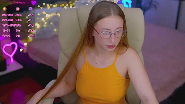 Snapshot of SilverrMoon chatting on November 3, 8:32 pm SilverrMoon online show from November 3, 8:32 pm