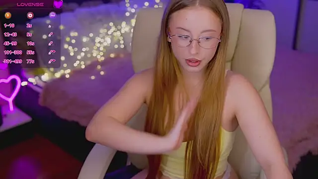 Snapshot of SilverrMoon chatting on November 4, 8:19 pm SilverrMoon online show from November 4, 8:19 pm