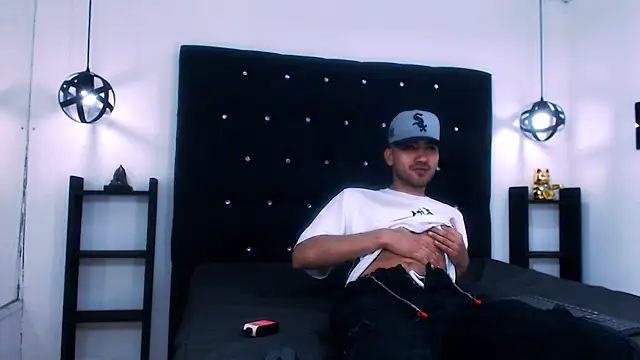 Snapshot of Liam_crox chatting on December 15, 3:31 pm Liam crox online show from December 15, 3:31 pm