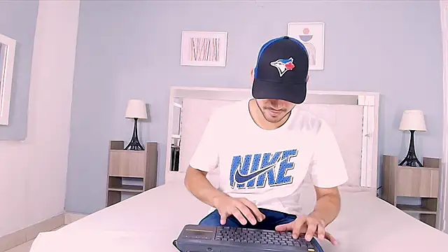 Snapshot of Liam_crox chatting on December 27, 2:12 pm Liam crox online show from December 27, 2:12 pm