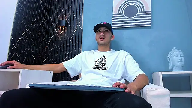 Snapshot of Liam_crox chatting on January 2, 12:46 pm Liam crox online show from January 2, 12:46 pm