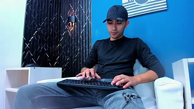 Snapshot of Liam_crox chatting on February 7, 8:20 pm Liam crox online show from February 7, 8:20 pm