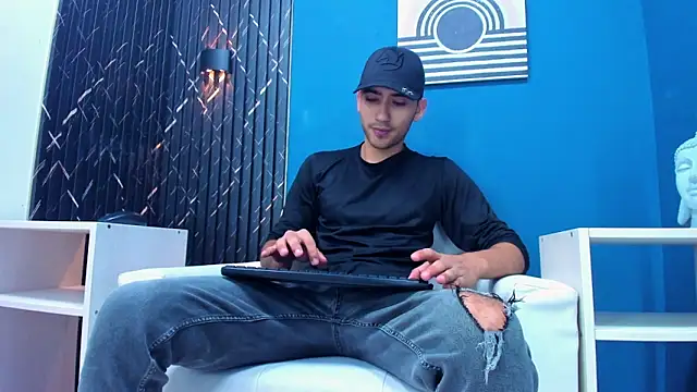 Snapshot of Liam_crox chatting on February 7, 11:34 pm Liam crox online show from February 7, 11:34 pm