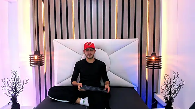 Snapshot of Liam_crox chatting on February 13, 9:06 pm Liam crox online show from February 13, 9:06 pm