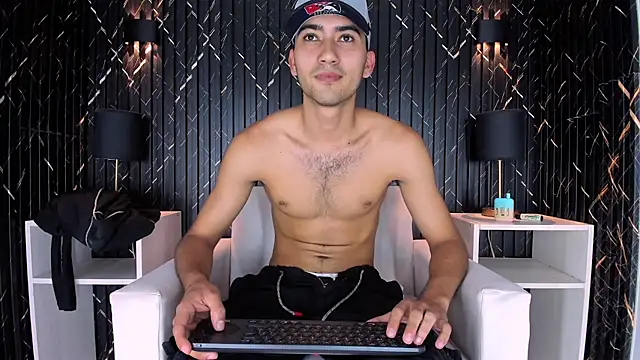 Snapshot of Liam_crox chatting on February 18, 1:43 am Liam crox online show from February 18, 1:43 am