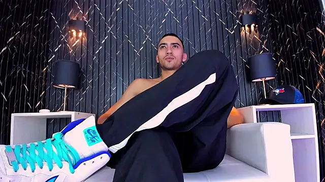 Snapshot of Liam_crox chatting on February 21, 3:43 pm Liam crox online show from February 21, 3:43 pm