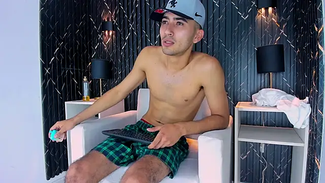 Snapshot of Liam_crox chatting on February 24, 10:25 pm Liam crox online show from February 24, 10:25 pm