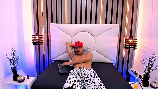 Snapshot of Liam_crox chatting on March 7, 4:44 pm Liam crox online show from March 7, 4:44 pm