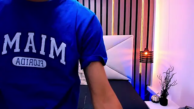 Snapshot of Liam_crox chatting on March 12, 12:57 pm Liam crox online show from March 12, 12:57 pm