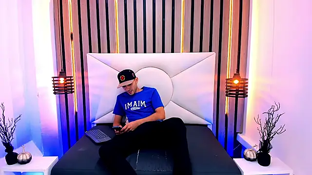 Snapshot of Liam_crox chatting on March 12, 4:13 pm Liam crox online show from March 12, 4:13 pm