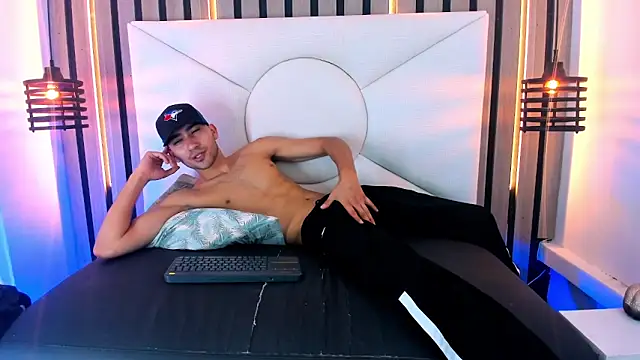 Snapshot of Liam_crox chatting on March 14, 7:34 pm Liam crox online show from March 14, 7:34 pm