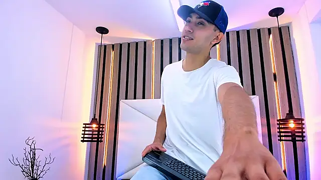 Snapshot of Liam_crox chatting on March 17, 1:08 pm Liam crox online show from March 17, 1:08 pm