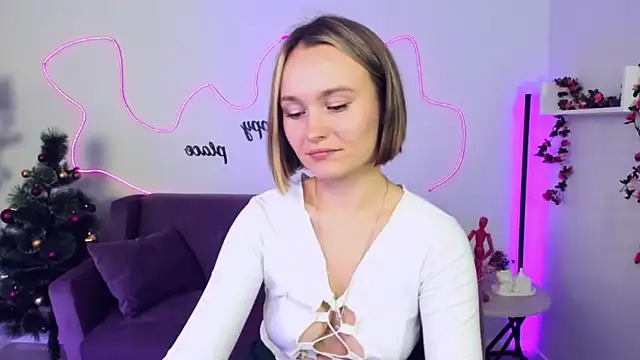 BritnieCute online show from December 19, 7:18 am