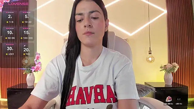 Snapshot of BellaClaiir chatting on January 6, 1:59 pm BellaClaiir online show from January 6, 1:59 pm