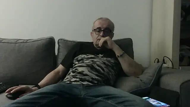 Snapshot of Bretoncool chatting on March 7, 6:49 pm Bretoncool online show from March 7, 6:49 pm