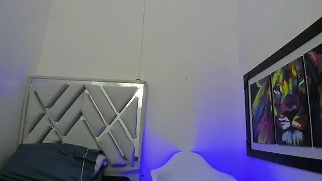 Snapshot of leslyylove chatting on December 17, 3:17 am leslyylove online show from December 17, 3:17 am