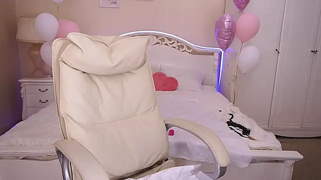 KiraRoxx online show from February 19, 8:10 pm