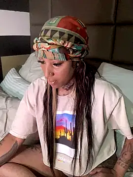 CrownedNyaries online show from December 4, 8:07 pm