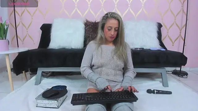 Snapshot of ladylians chatting on February 20, 6:57 pm ladylians online show from February 20, 6:57 pm