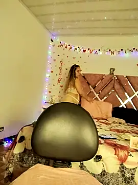 LaurenWelly  online show from February 14, 11:42 pm