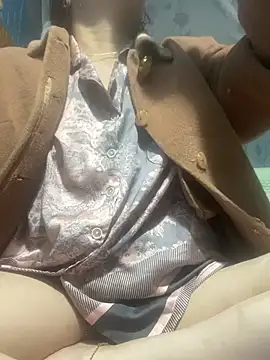 Snapshot of Cesywet chatting on February 25, 12:03 am Cesywet online show from February 25, 12:03 am