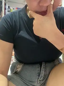 Snapshot of Cesywet chatting on September 21, 5:42 am Cesywet online show from September 21, 5:42 am