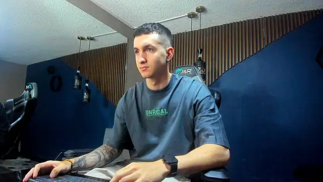 JacksonOlsenn online show from January 28, 12:11 pm