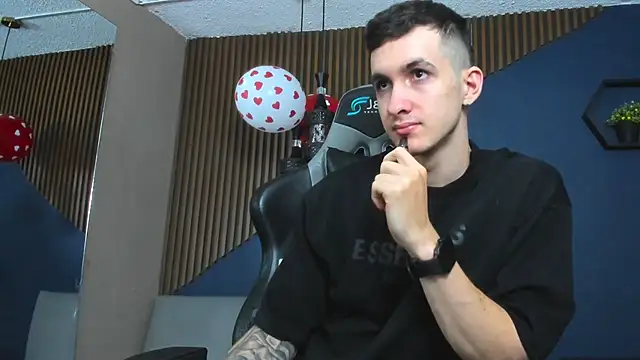 JacksonOlsenn online show from February 21, 12:06 pm