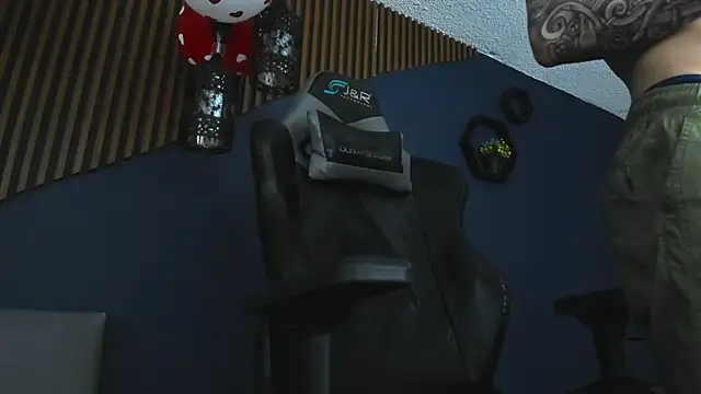 JacksonOlsenn online show from February 21, 6:15 pm