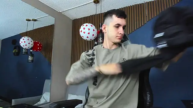 JacksonOlsenn online show from February 22, 11:57 am