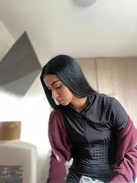 maddy bronw  online show from December 28, 8:25 pm