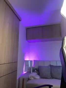 maddy bronw  online show from January 11, 9:04 pm