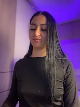 maddy bronw  online show from January 12, 12:07 am