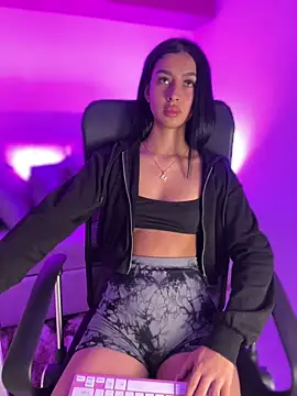 maddy bronw  online show from January 28, 12:57 am