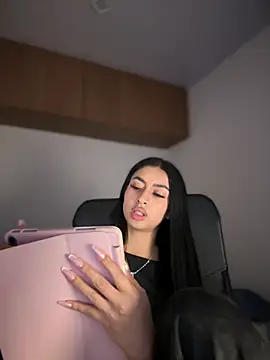 maddy bronw  online show from March 15, 5:30 am