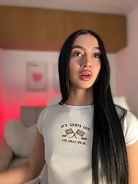 maddy bronw  online show from October 15, 10:10 pm