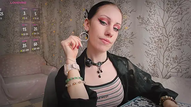 Snapshot of Mary0Lou chatting on April 1, 6:25 am Mary0Lou online show from April 1, 6:25 am