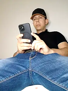 Snapshot of hoy_toyboy chatting on March 12, 12:31 am hoy toyboy online show from March 12, 12:31 am