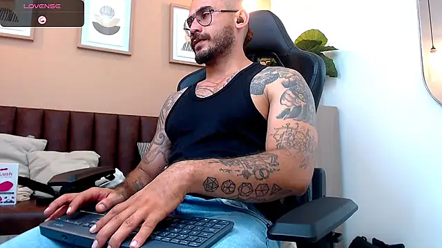 Snapshot of hanz_col chatting on December 6, 7:21 am hanz col online show from December 6, 7:21 am