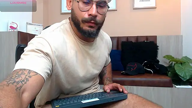 Snapshot of hanz_col chatting on March 8, 11:37 am hanz col online show from March 8, 11:37 am
