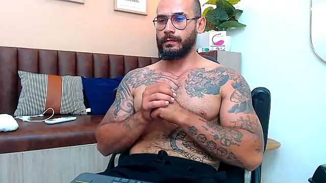 Snapshot of hanz_col chatting on March 17, 2:01 pm hanz col online show from March 17, 2:01 pm