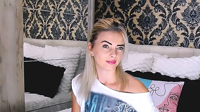 Snapshot of Aly_girl1 chatting on September 26, 8:29 am Aly girl1 online show from September 26, 8:29 am