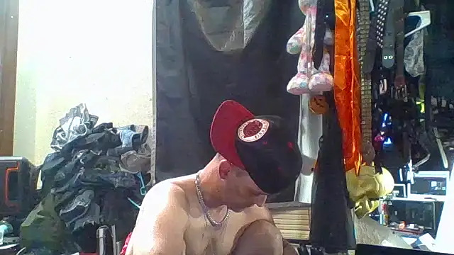 Snapshot of slinginbigD chatting on October 7, 5:48 am slinginbigD online show from October 7, 5:48 am