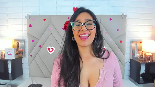 Snapshot of Isis_Osman chatting on February 23, 12:51 am Isis Osman online show from February 23, 12:51 am